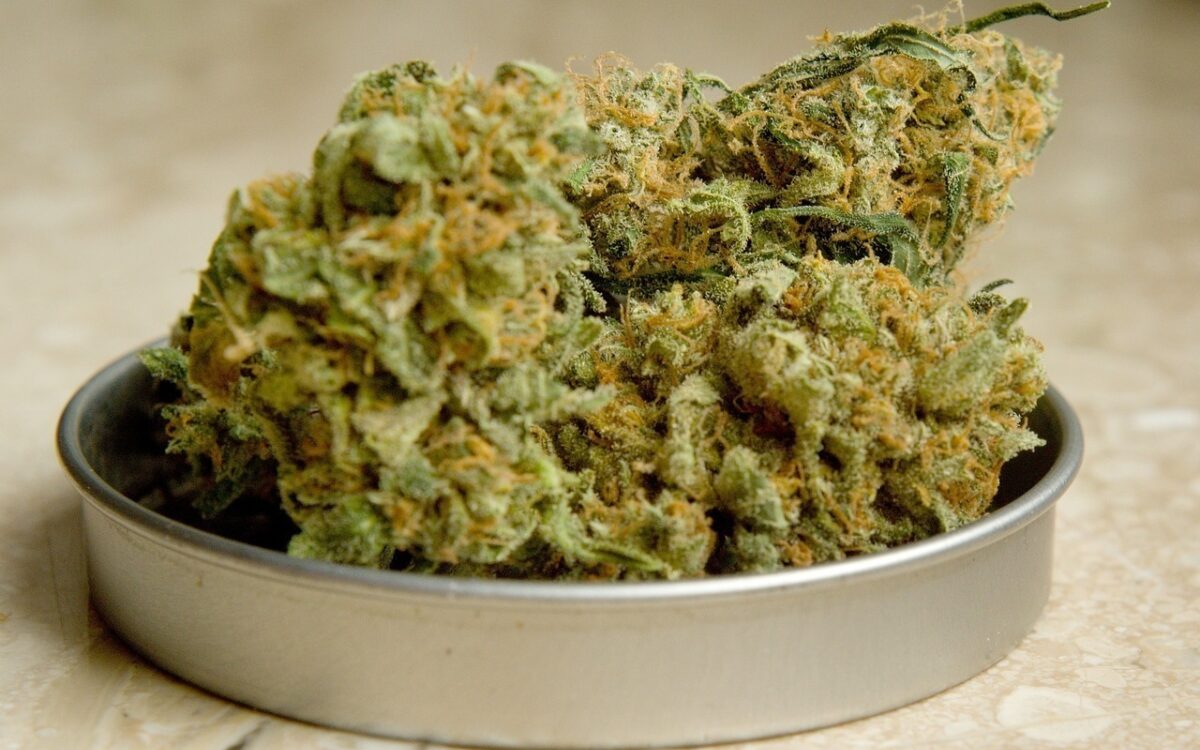 Ein Brocken Marihuana in einer Schale Ein Brocken Marihuana in einer Schale